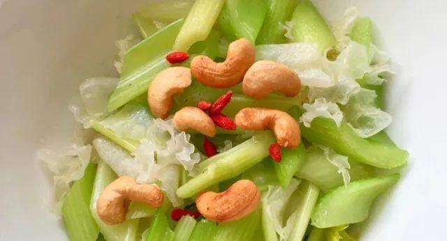 腰果炒莴笋怎么做？步骤和技巧有哪些？