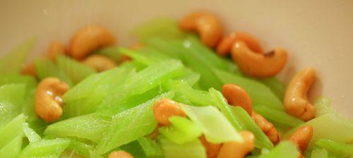 腰果炒芹菜的做法是什么？如何炒出美味的腰果芹菜？