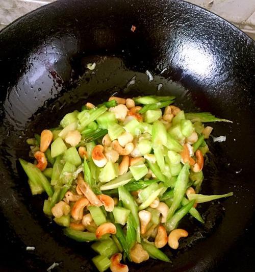 腰果炒芹菜的做法是什么？如何炒出美味的腰果芹菜？