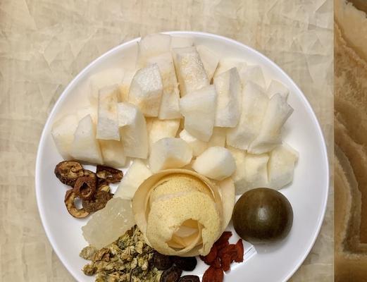 养颜润燥梨汤怎么做？有哪些步骤和技巧？