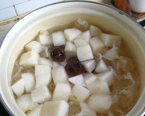 养颜润燥梨汤怎么做？有哪些步骤和技巧？