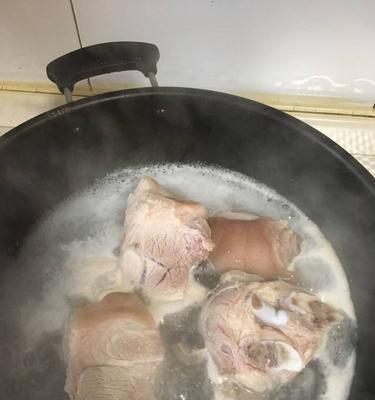 养生猪肘汤的做法是什么？如何在家轻松制作？
