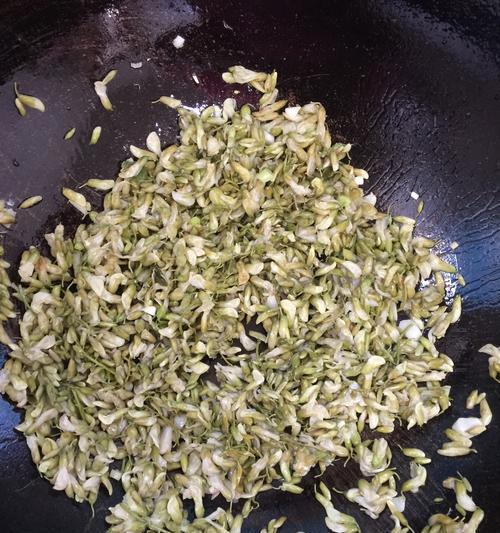 洋槐花炒鸡蛋怎么做？有哪些步骤和技巧？