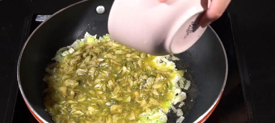 洋槐花炒鸡蛋怎么做？有哪些步骤和技巧？