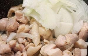 洋葱猪肉亲子丼怎么做？步骤和技巧有哪些？
