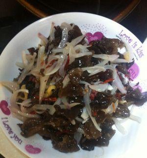 洋葱遇上黑木耳的做法是什么？如何做出美味的洋葱黑木耳菜？