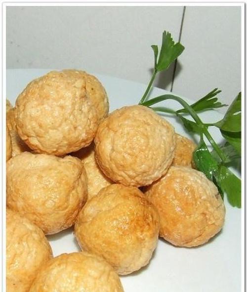 洋葱鱼丸片的做法是什么？如何在家轻松制作？