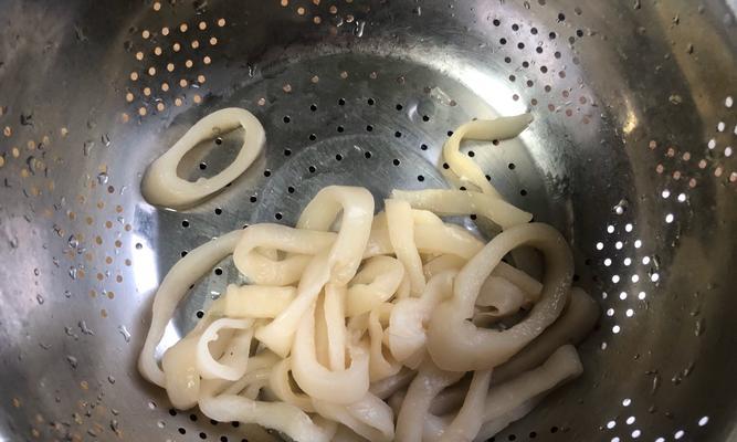 洋葱鱿鱼圈怎么做？步骤和技巧有哪些？