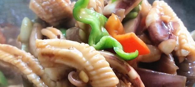 洋葱鱿鱼花的做法是什么？如何快速掌握这道菜的烹饪技巧？