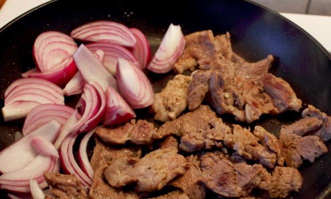 洋葱羊肉饼怎么做？步骤详解和常见问题解答？
