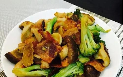 洋葱香菇炒肉怎么做？步骤和技巧有哪些？