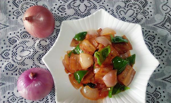 洋葱五花肉怎么做才好吃？有哪些步骤和技巧？