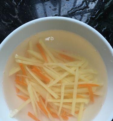 洋葱土豆丝的做法是什么？如何快速做出美味的洋葱土豆丝？