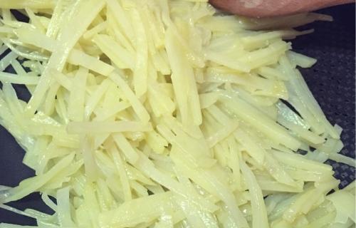 洋葱素土豆的做法是什么？有哪些步骤和技巧？