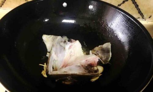 洋葱烧扁鱼怎么做？步骤和技巧有哪些？