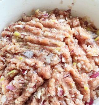 洋葱肉饼的做法是什么？如何在家轻松制作？