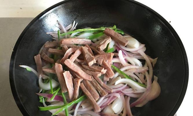 洋葱青椒炒苋菜梗的做法是什么？如何炒出美味的苋菜梗？