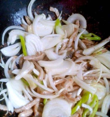 洋葱青椒炒肉丝的做法是什么？步骤详解有吗？