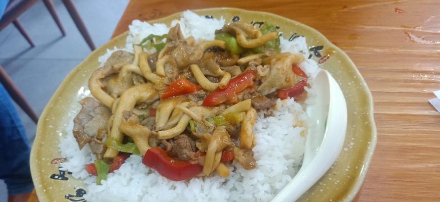 洋葱平菇炒肉怎么做？步骤和技巧有哪些？