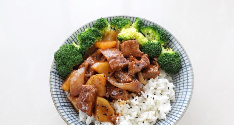 洋葱牛肉饭的做法是什么？如何在家轻松制作？