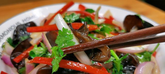 洋葱木耳肉怎么做？有哪些步骤和技巧？
