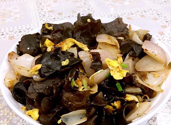 洋葱木耳肉怎么做？有哪些步骤和技巧？