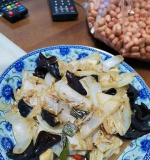 洋葱木耳粉条肉怎么做？步骤和技巧有哪些？