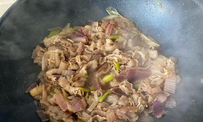 洋葱木耳炒羊肉的做法是什么？如何炒出美味的羊肉？