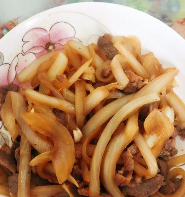洋葱木耳炒羊肉的做法是什么？如何炒出美味的羊肉？