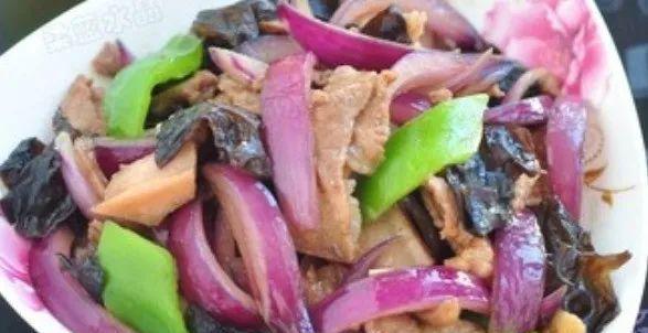 洋葱木耳炒肉的做法是什么？如何炒出美味的洋葱木耳炒肉？