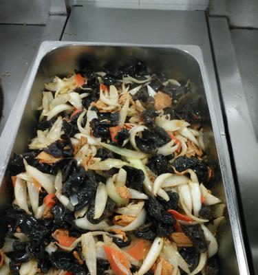 洋葱木耳炒肉的做法是什么？如何炒出美味的洋葱木耳炒肉？
