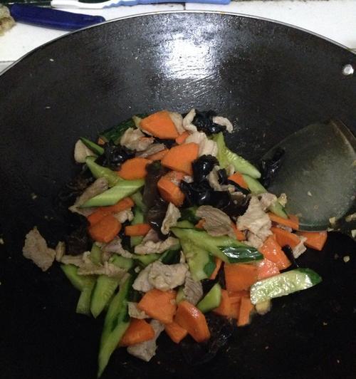 洋葱木耳炒黄瓜怎么做？步骤和技巧有哪些？