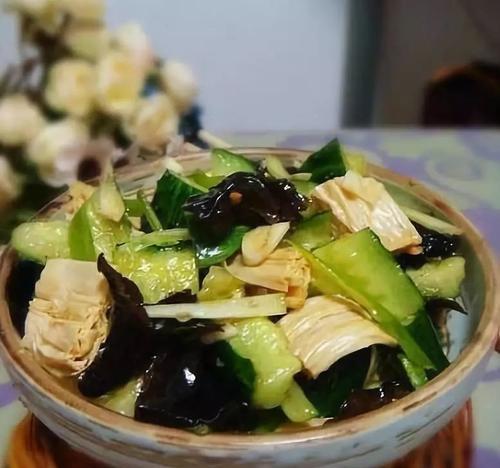 洋葱木耳拌腐竹怎么做？步骤和技巧是什么？