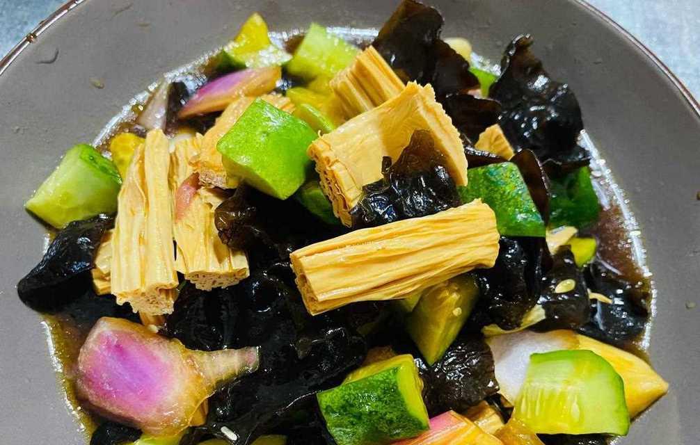 洋葱木耳拌腐竹怎么做？步骤和技巧是什么？