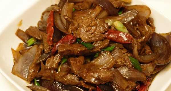 洋葱辣椒炒牛肉怎么做？步骤和技巧是什么？