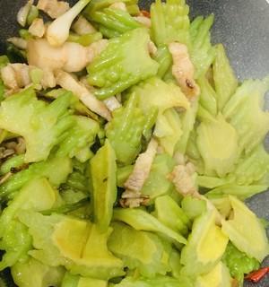 洋葱苦瓜五花肉怎么做？步骤和技巧是什么？