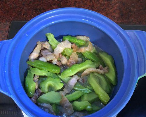 洋葱苦瓜五花肉怎么做？步骤和技巧是什么？