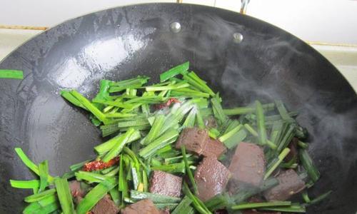 洋葱尖椒炒鸭血怎么做？步骤和技巧是什么？