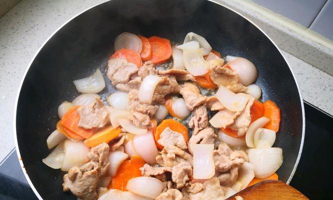 洋葱胡萝卜炒肉的做法是什么？步骤详解如何做？