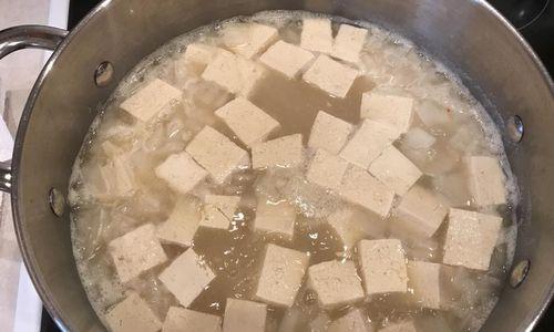 洋葱鲑鱼味噌汤怎么做？步骤和技巧有哪些？