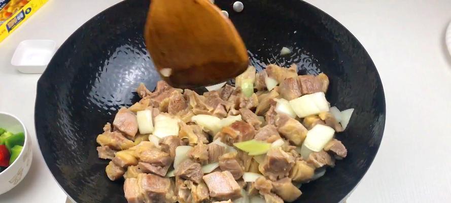 洋葱番茄炖牛腩怎么做？步骤和技巧有哪些？