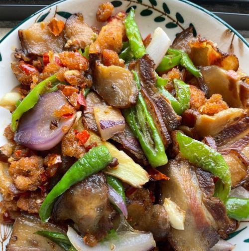 洋葱炒熏肉的做法是什么？如何炒出美味的洋葱熏肉？