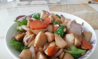 洋葱炒杏鲍菇怎么做？步骤和技巧有哪些？