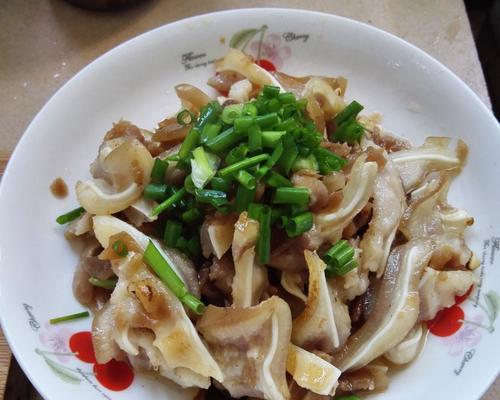 洋葱炒霜降猪怎么做？步骤和技巧有哪些？