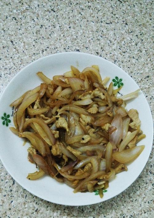 洋葱炒瘦肉的做法是什么？如何炒出鲜嫩多汁的口感？