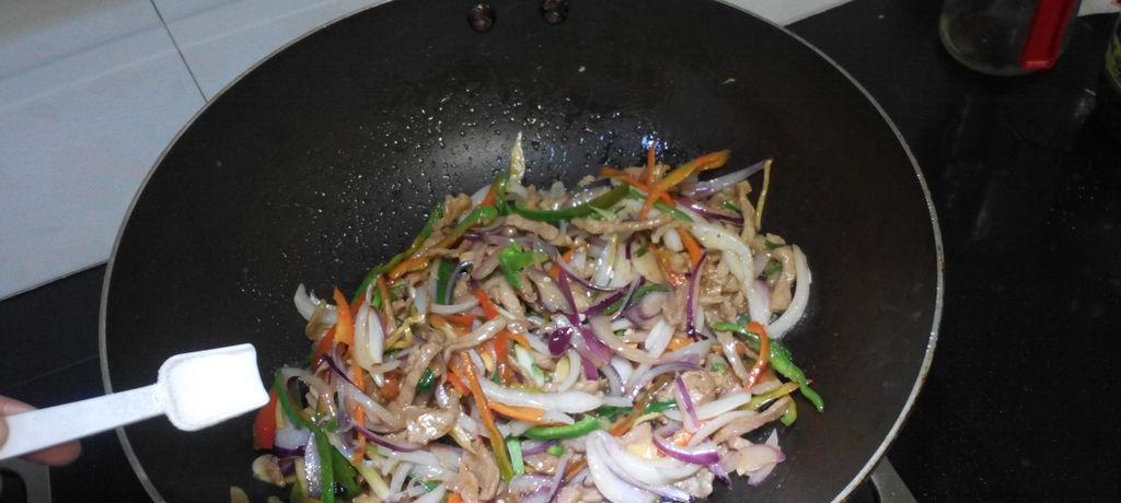 洋葱炒肉丝的做法是什么？如何炒出鲜嫩多汁的肉丝？
