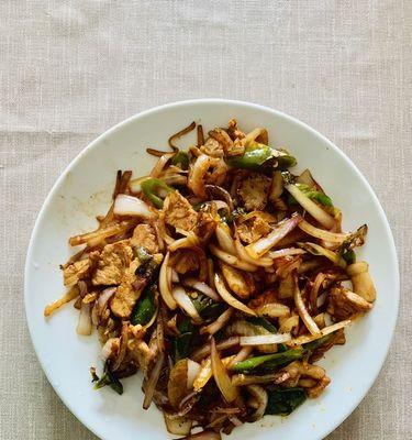 洋葱炒肉丝的做法是什么？如何炒出鲜嫩多汁的肉丝？
