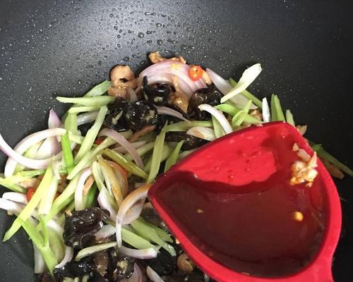 洋葱炒芹菜的做法是什么？步骤详解及常见问题解答？