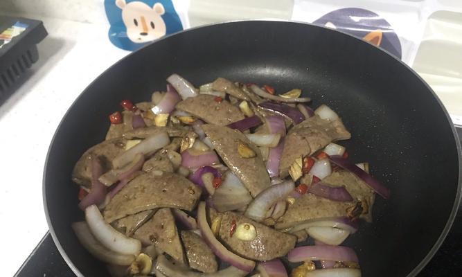 洋葱炒千叶豆腐怎么做？步骤和技巧有哪些？