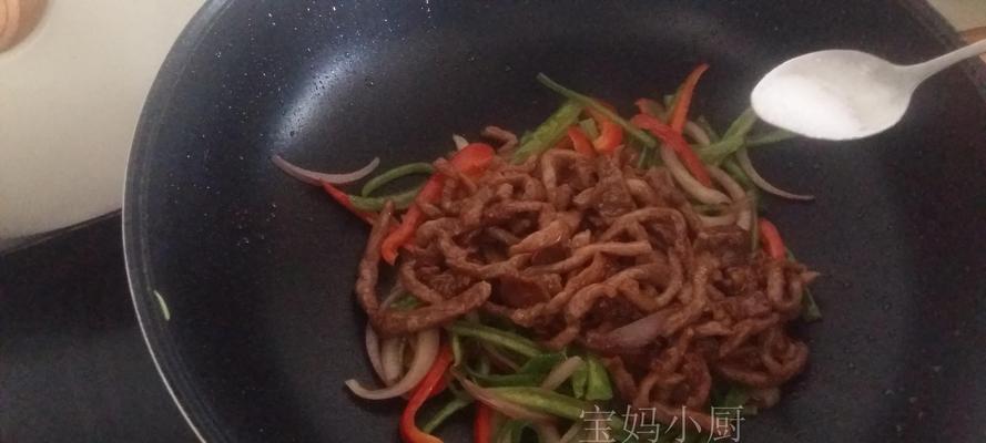 洋葱炒牛肉丝的做法是什么？如何炒出嫩滑的牛肉丝？